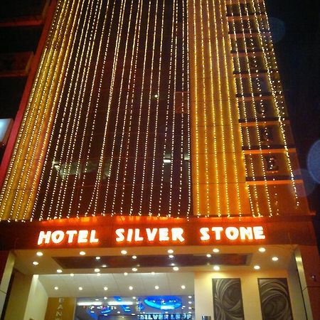 Hotel Silver Stone ลูดิฮานา ภายนอก รูปภาพ