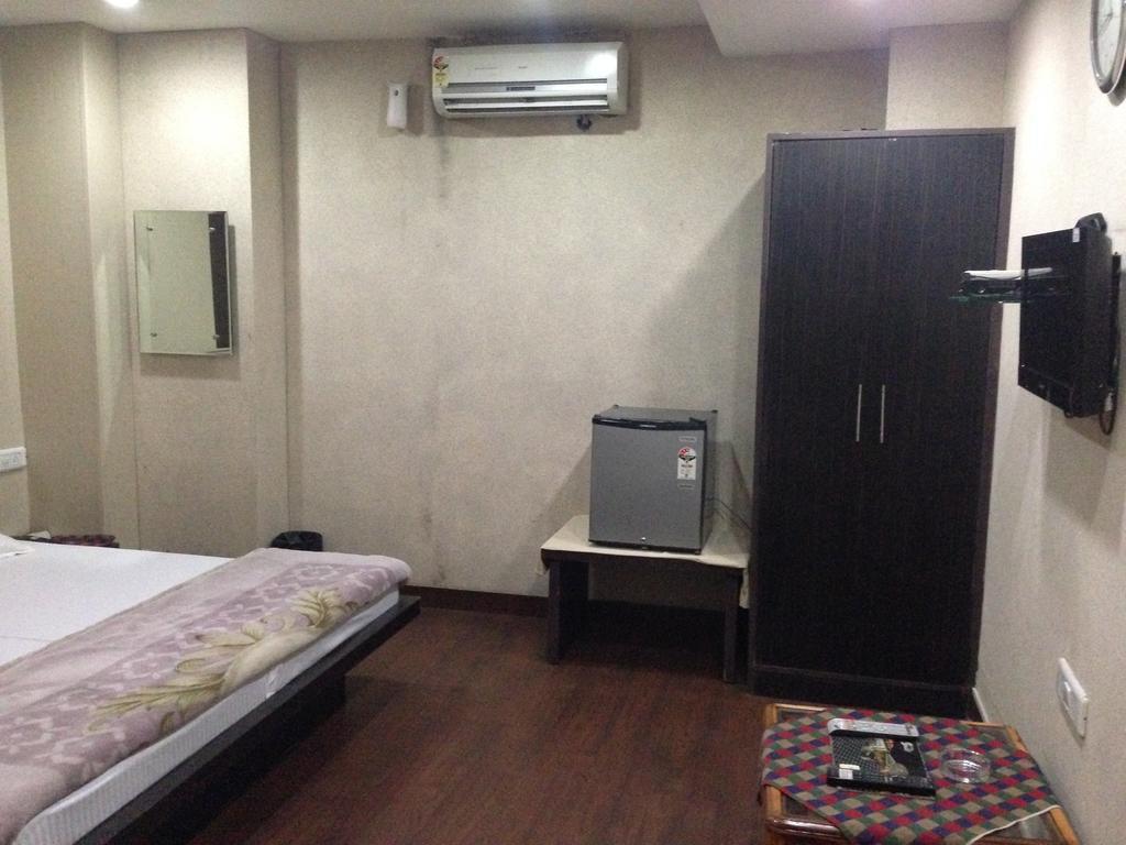 Hotel Silver Stone ลูดิฮานา ห้อง รูปภาพ
