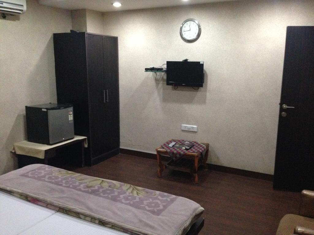 Hotel Silver Stone ลูดิฮานา ห้อง รูปภาพ