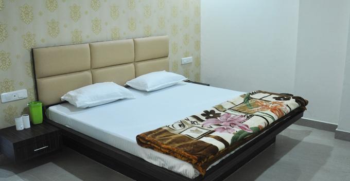 Hotel Silver Stone ลูดิฮานา ภายนอก รูปภาพ