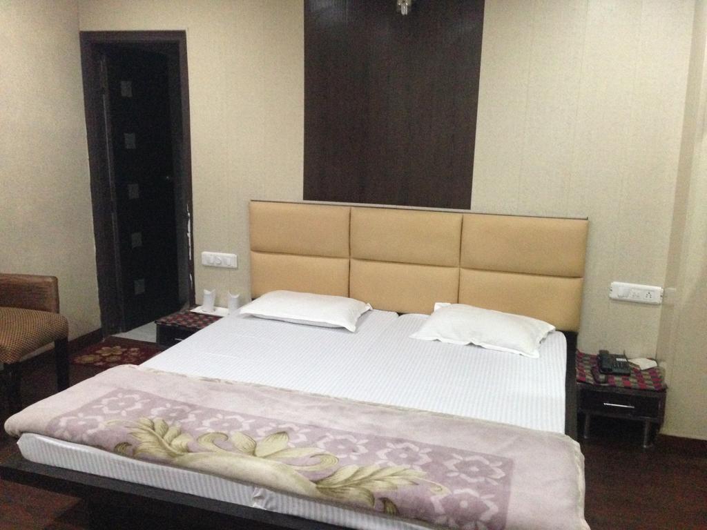 Hotel Silver Stone ลูดิฮานา ภายนอก รูปภาพ