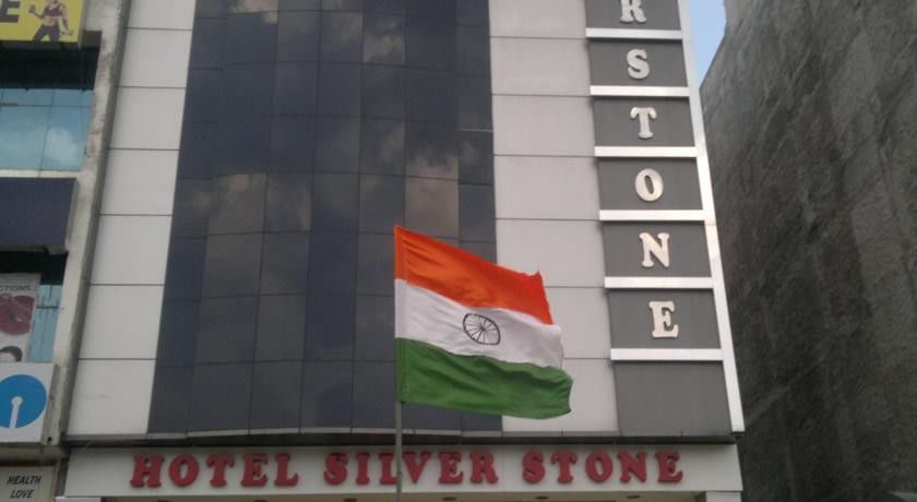 Hotel Silver Stone ลูดิฮานา ภายนอก รูปภาพ