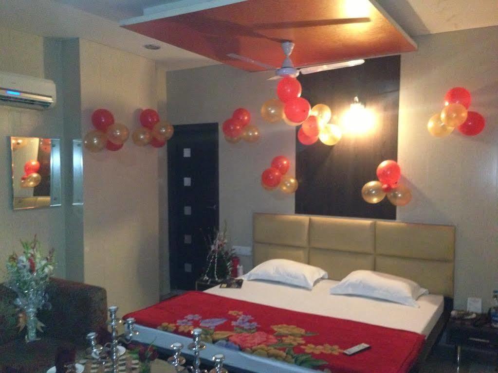 Hotel Silver Stone ลูดิฮานา ภายนอก รูปภาพ