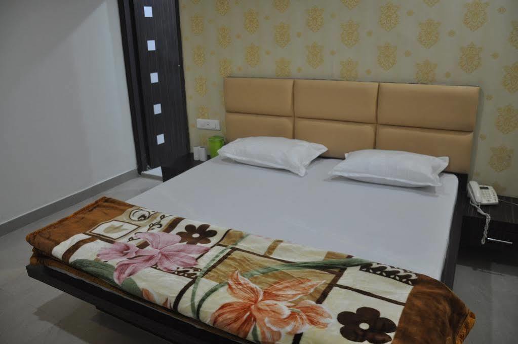 Hotel Silver Stone ลูดิฮานา ภายนอก รูปภาพ