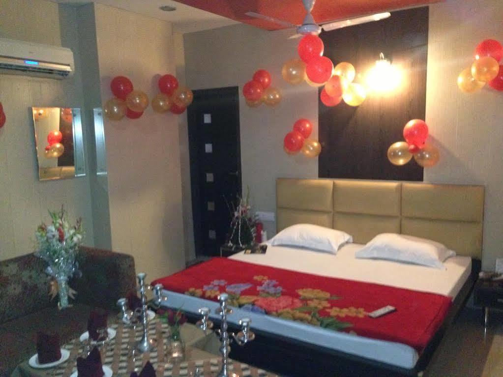 Hotel Silver Stone ลูดิฮานา ภายนอก รูปภาพ